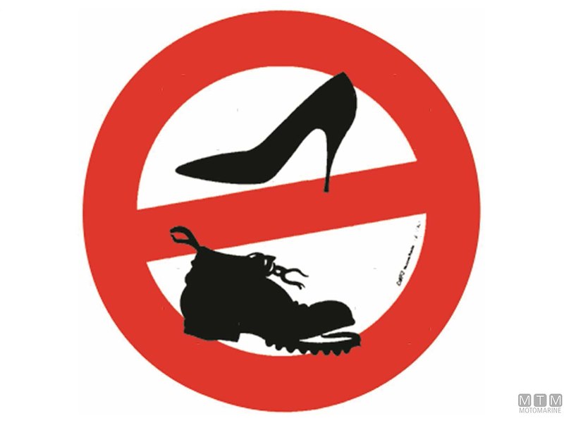 TABELLA ADESIVA DIVIETO SCARPE 150MM 